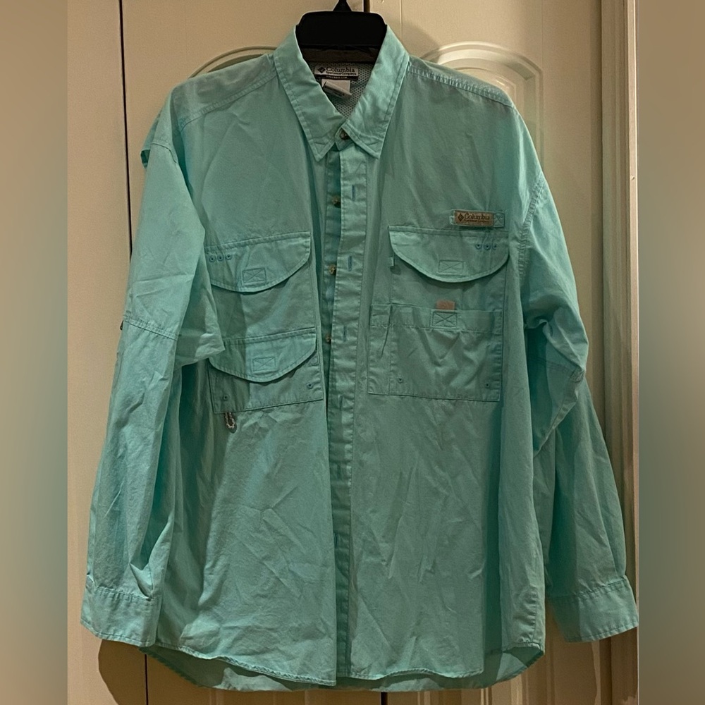 Men’s Medium Columbia Performance Fishing Gear Shirt.